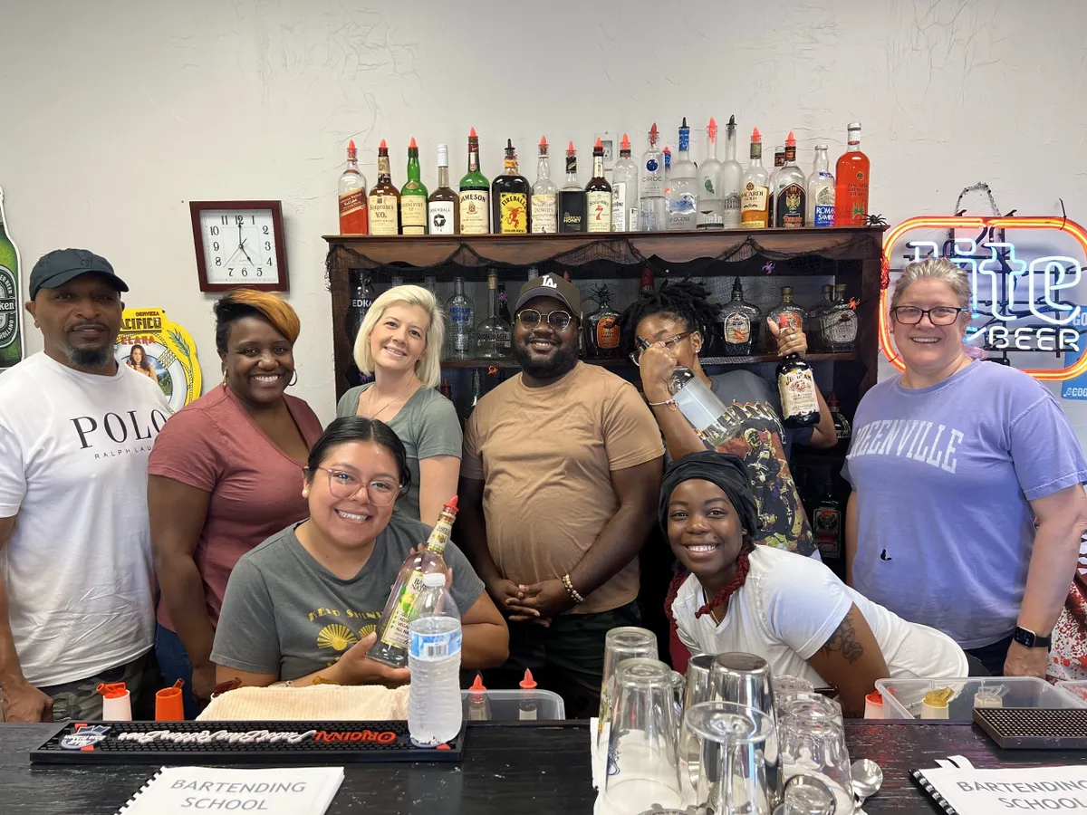 learning to make cocktails bartending school Florida