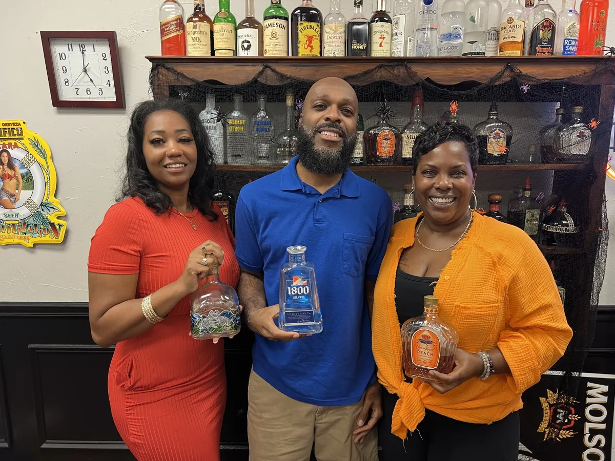 students learning bartending at Florida bartending school